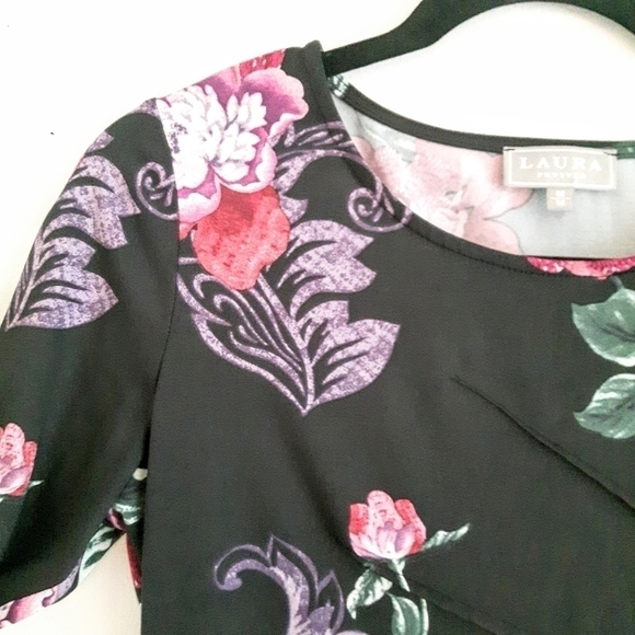 2/$35 SALE LAURA Petite Black Floral Top with Side Pleating. Size M EUC. - Picture 2 of 9